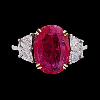 214. RING, oval fasettslipad rubin, ca 3.70 ct samt 6 briljantslipade diamanter, tot ca 1 ct.