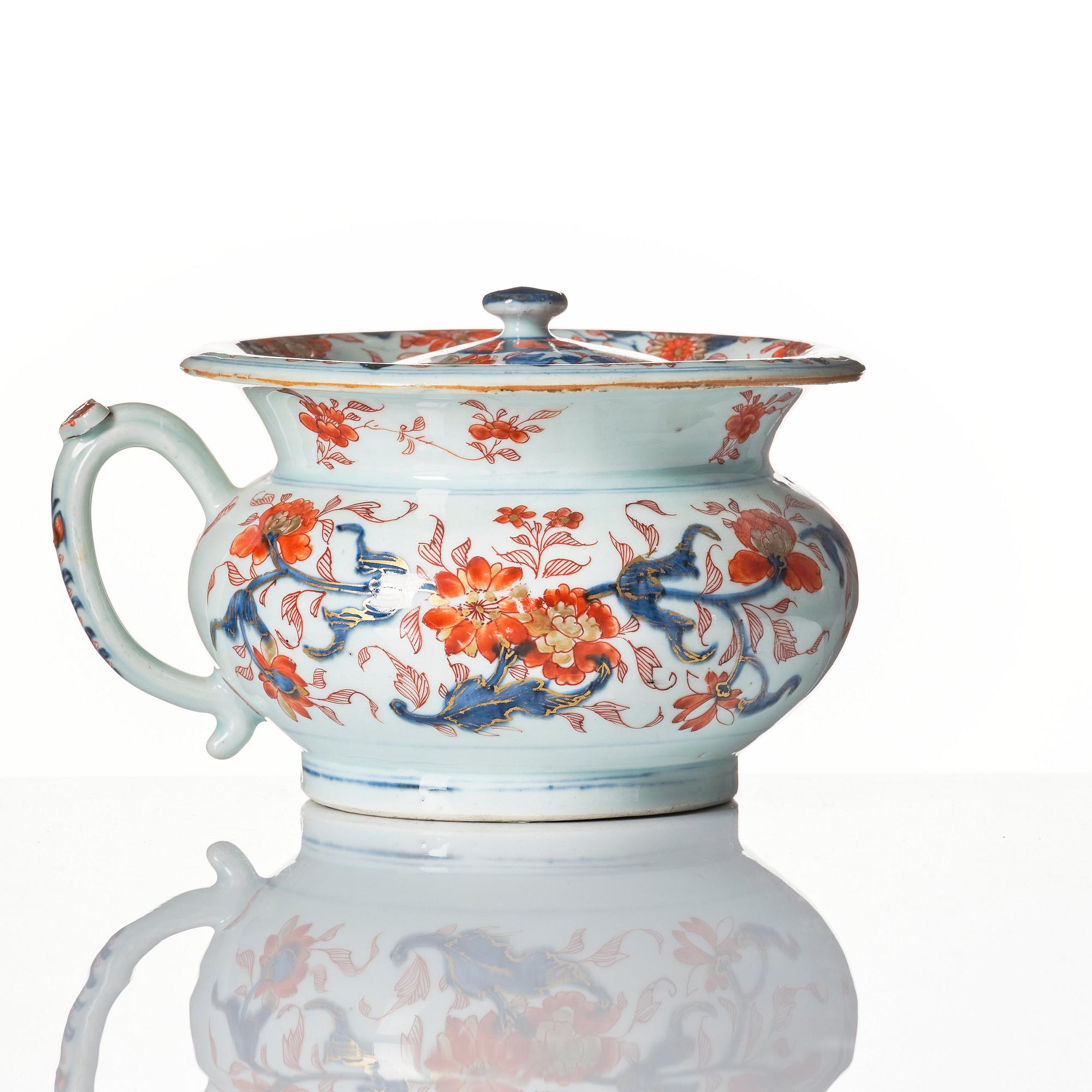 An imari chamber pot with cover, Qing dynasty, Kangxi (1662-1722).