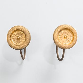 A curtain rod in leaves gilded wood and a pair of curtain holders in gilt metall.