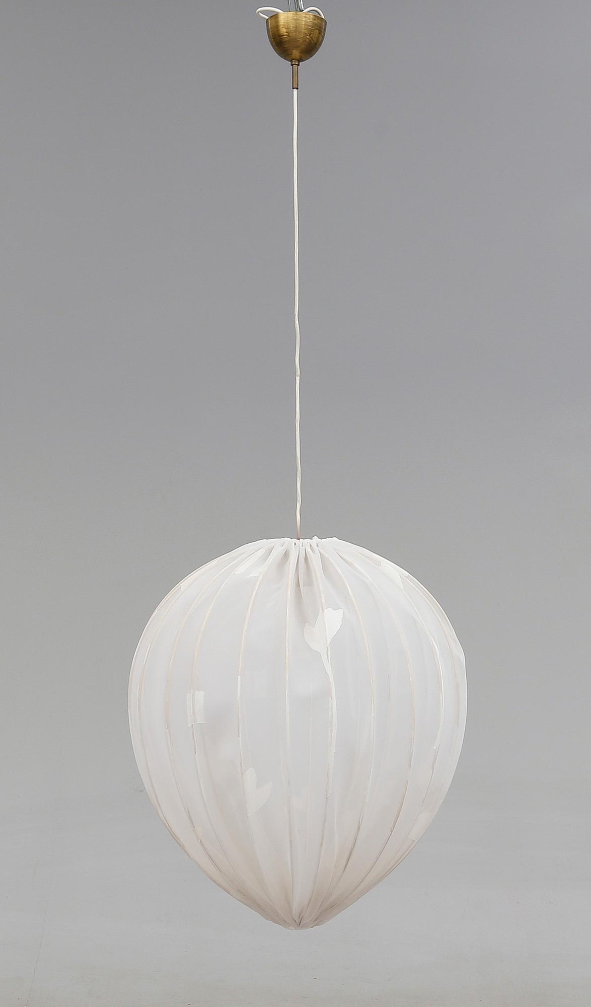 TAKLAMPA, 1900-talets mitt. Höjd ca 63 cm.