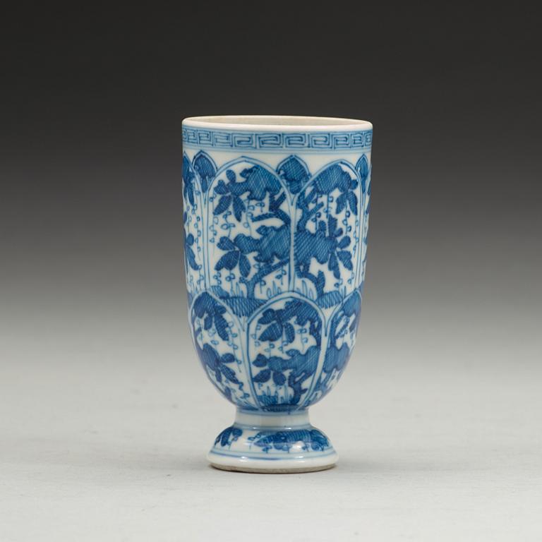 KOPP med FAT och BÄGARE, porslin. Qingdynastin, Kangxi (1662-1722).