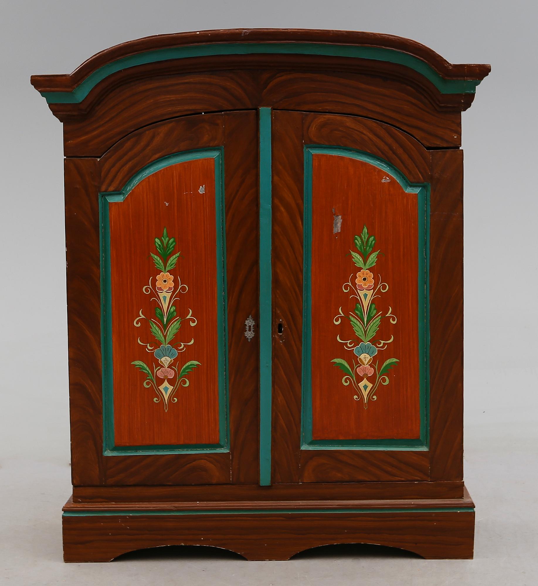 SKÅPSÖVERDEL, allmoge, 1800-talets första hälft.