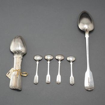 SKEDAR, silver, 11 st, Brittiska stämplar, bl.a Elisabeth Eaton, London, omkring 1800-talets mitt.