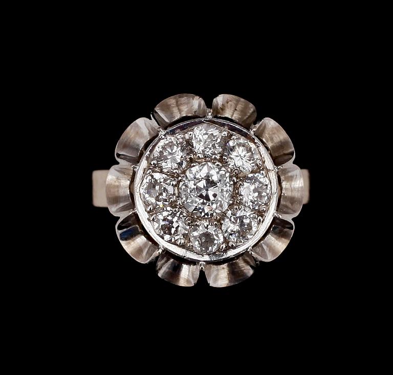 RING, 18k vitguld med gammal- o briljantslipade diamanter en ca0,20ct samt 8 tot ca0,40ct. OPH, Norrtälje,1987.Vikt5,5g.