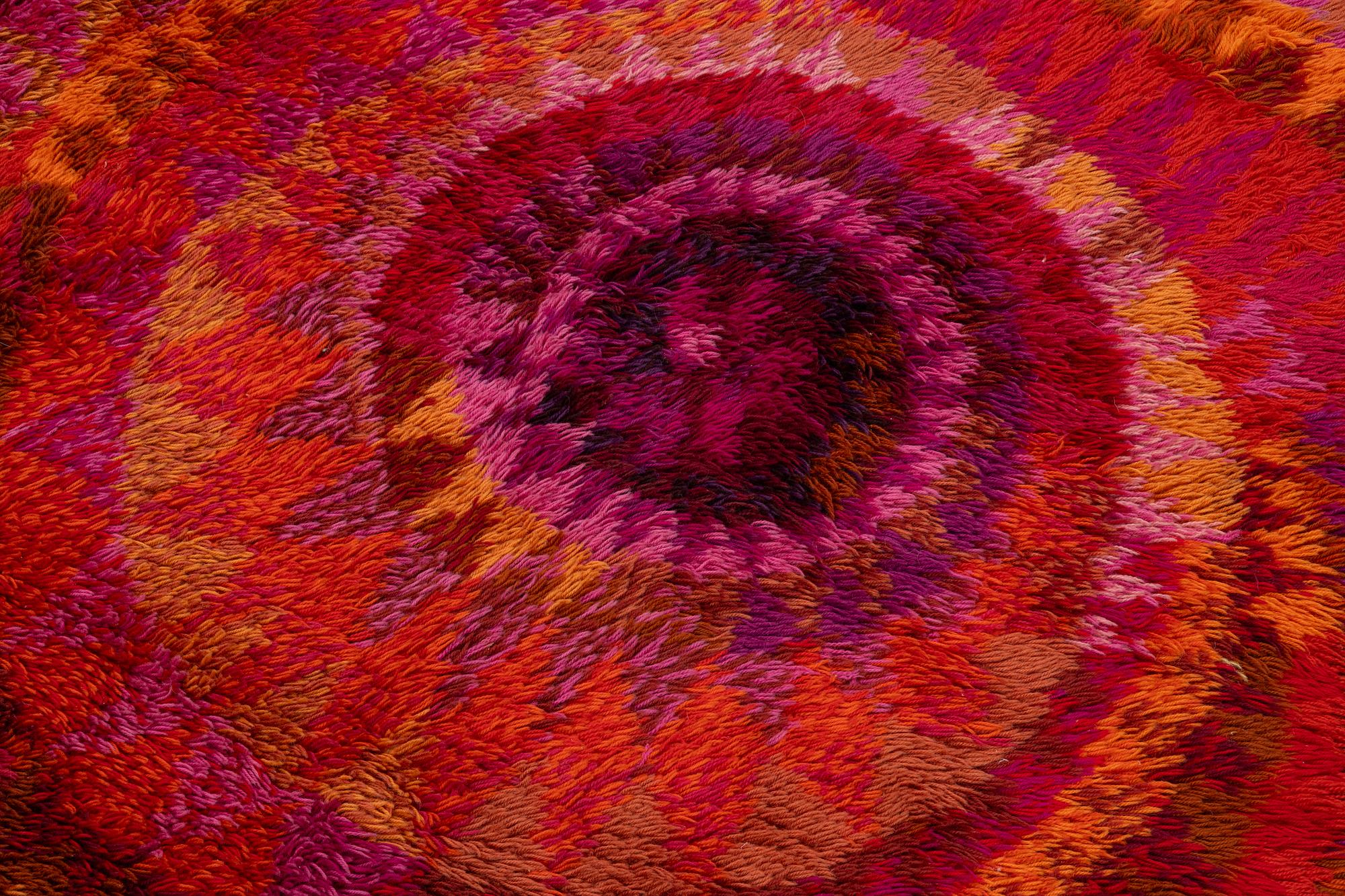 Marjatta Metsovaara, ryamatta, "Simpukka", röd, ca. 170 x 135.