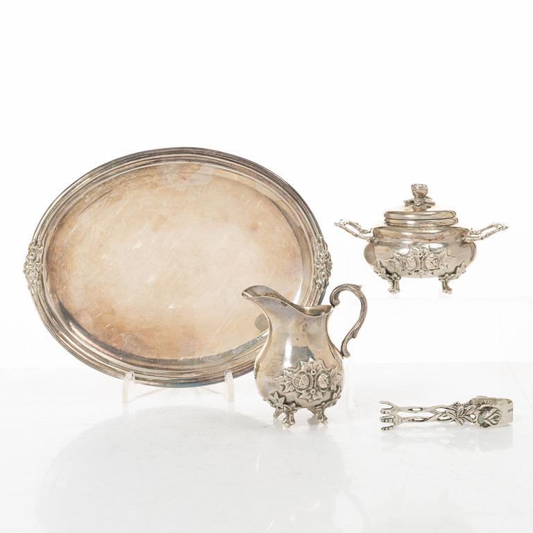 Bricka, gräddkanna, sockerskål samt sockertång, silver, rokokostil, 1900-tal.