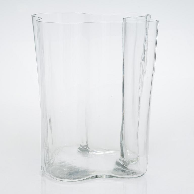 Alvar Aalto, a '3031' vase signed Alvar Aalto 3/1983.