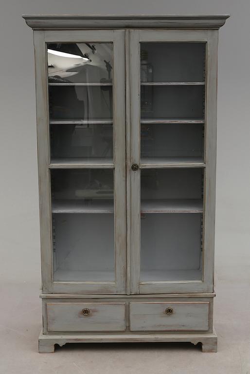 VITRINSKÅP, omkring år 1900.