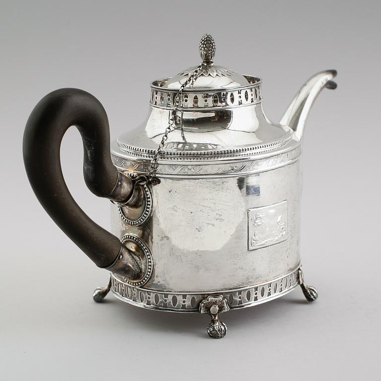 TEKANNA, silver, Olof Hagrelius, Mariefred 1820. Vikt ca 723 gram.