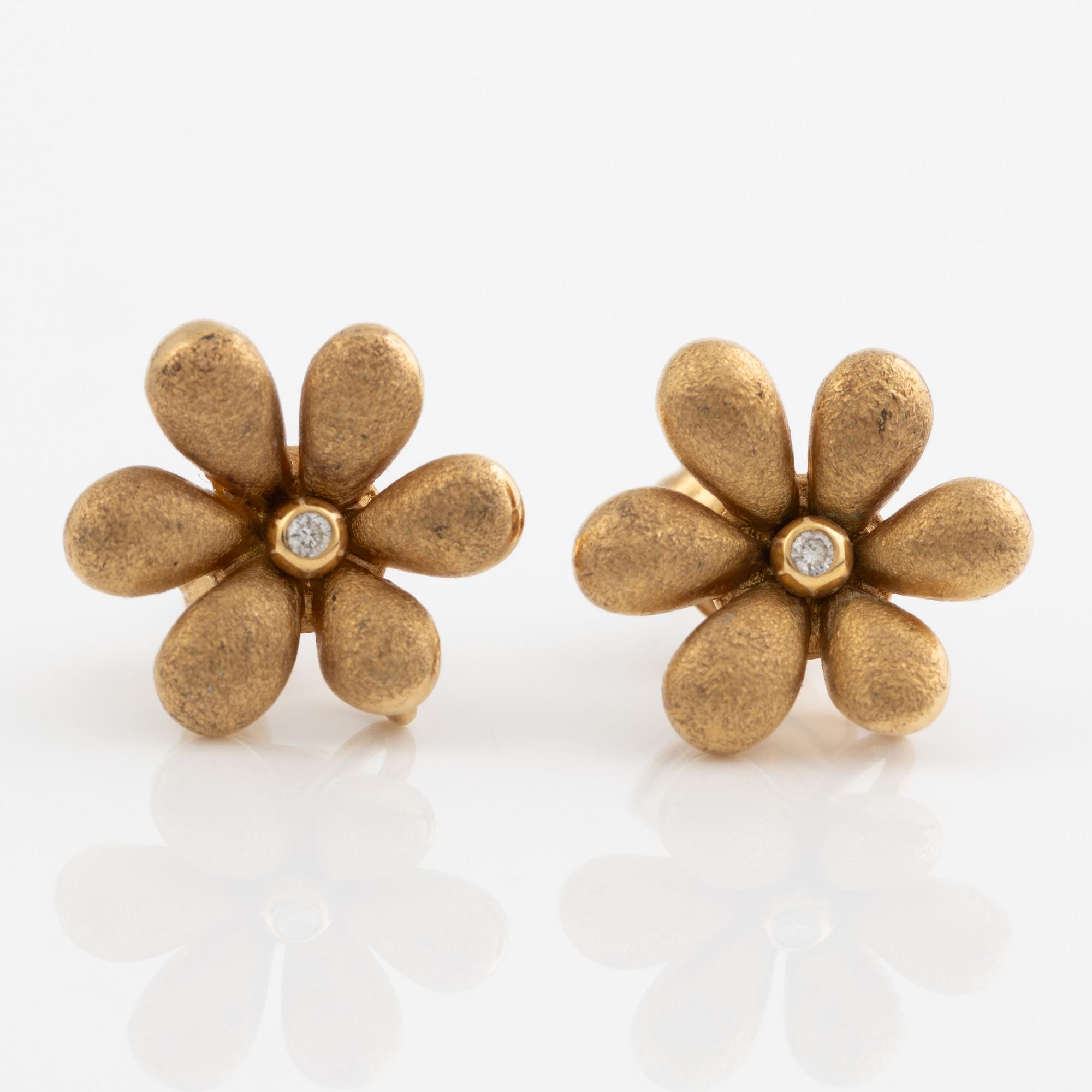 Ole Lynggaard a pair of earrings in 18k gold set with round brilliant-cut diamonds.