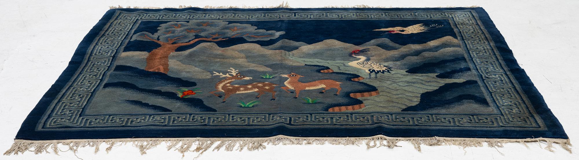 A Chinese rug, semi-antique /old, 191 x 157 cm.