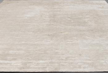 A Layrered "Francis Pearl" carpet, 300x400 cm.