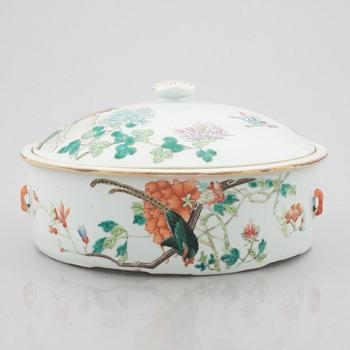 A porcelain dish with cover, China, late Qing dynasty, 19th/20th century.