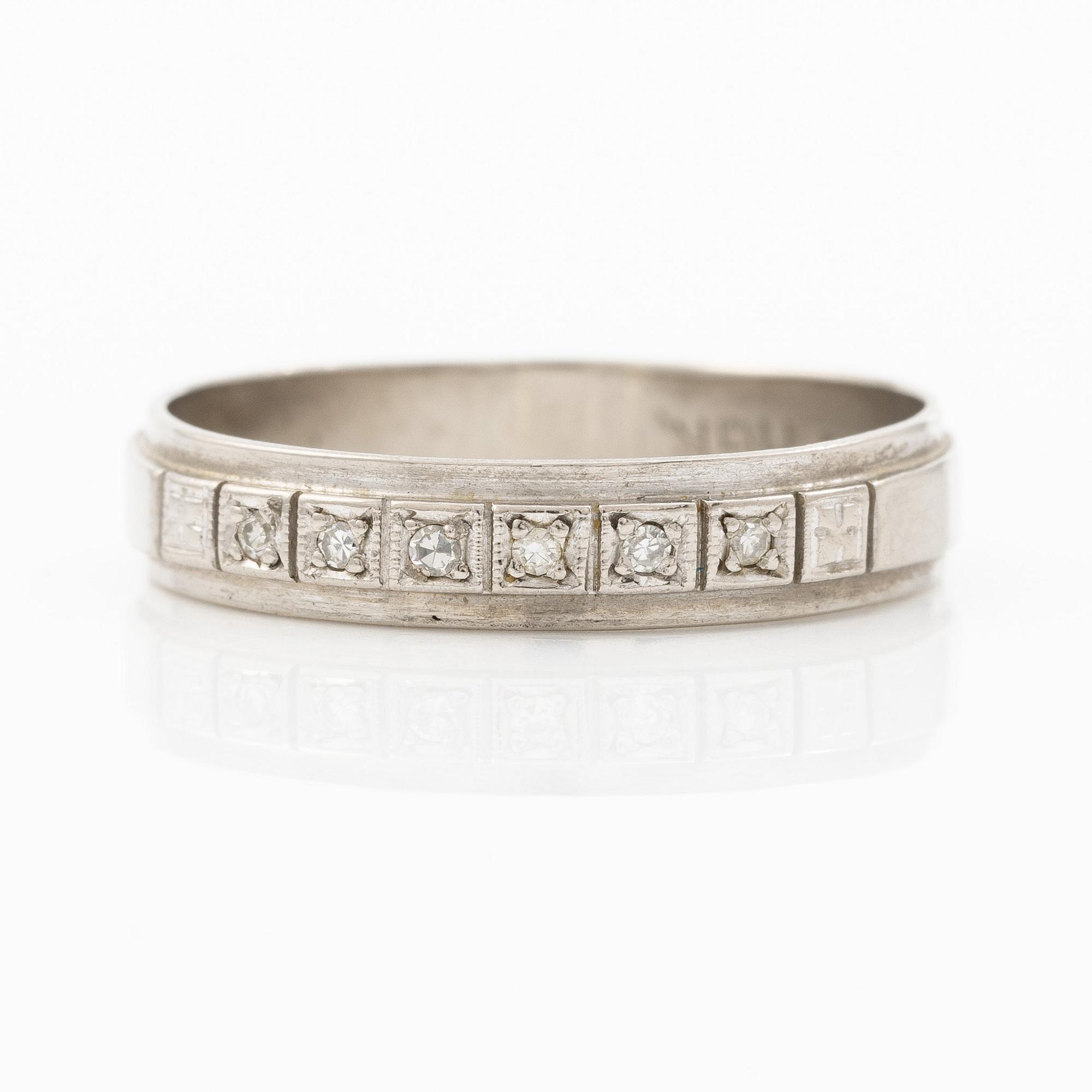 Ring halvallians 18K vitguld med små åttkantslipade diamanter.