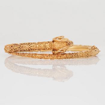 ARMBAND med vädurhuvud och filigranornament, 1860-tal.