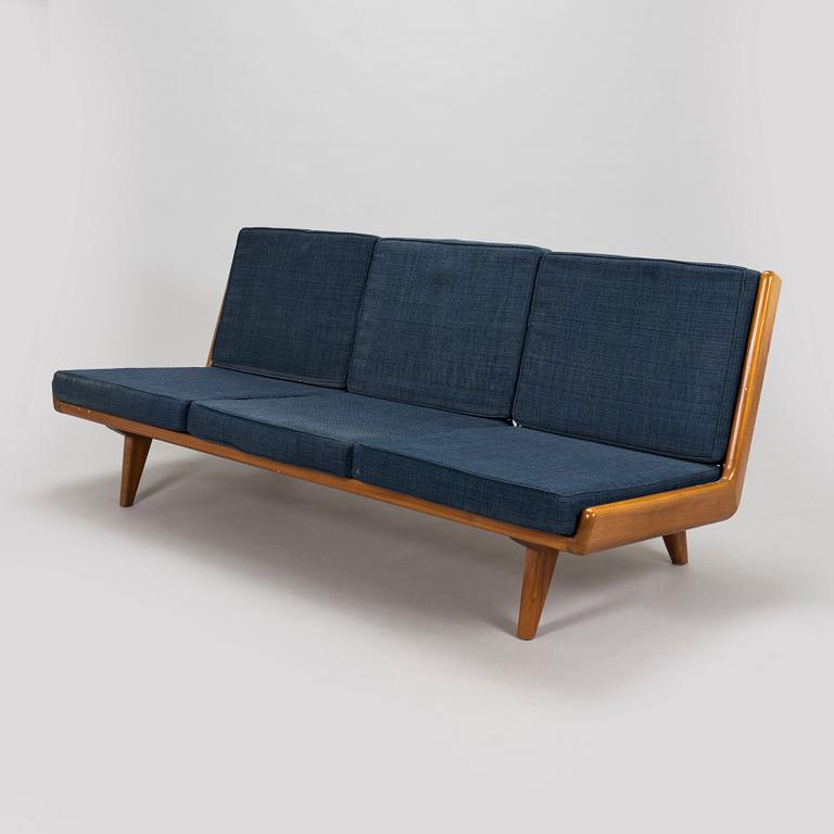 Carl Gustaf Hiort af Ornäs, a mid-20th century 'Studio' sofa for Puunveisto Oy - Träsnideri Ab.