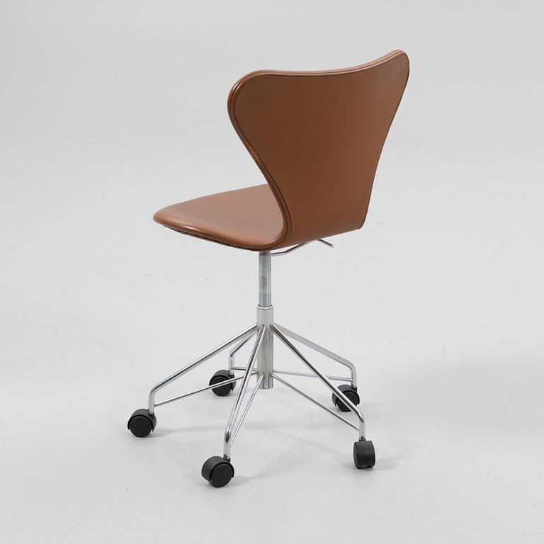 Arne Jacobsen, Office chair, model 3117, "The Seven", Fritz Hansen, Denmark, 1993.