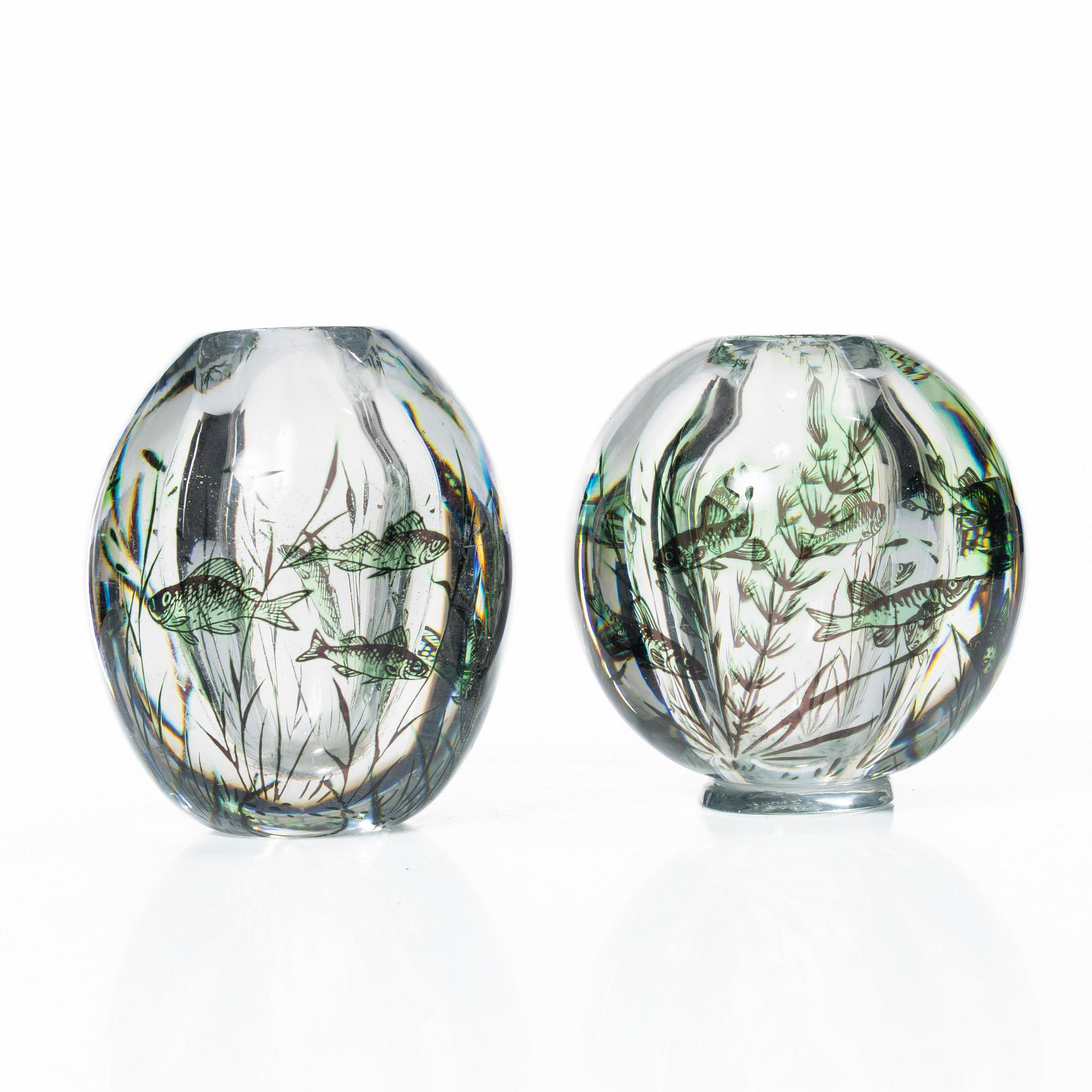 Edward Hald, vaser, 2 st, "fiskgraal" glas, Orrefors 1945 och 1952.