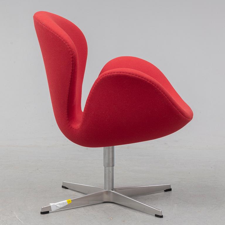 ARNE JACOBSEN, a 'Svanen' easy chair, Fritz Hansen, 2006.