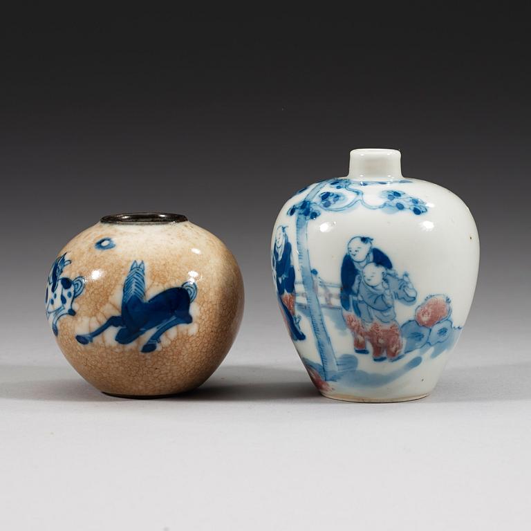 Two blue and white and red miniature vases, late Qing dynasty (1644-1912).