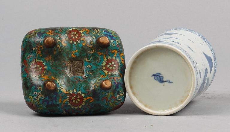 PENSELSTÄLL SAMT RÖKELSEKAR, porslin resp brons, Kina, troligen omkring 1900.