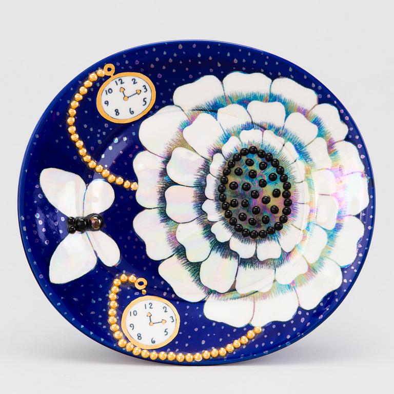 BIRGER KAIPIAINEN, A footed ceramic plate, signed Birger Kaipiainen, Arabia Finland.