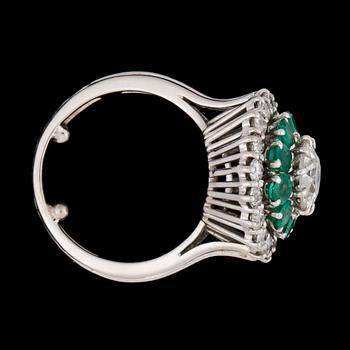 RING, gammalslipad diamant, 1.70 ct samt smaragder och mindre antikslipade diamanter, tot. 1 ct.