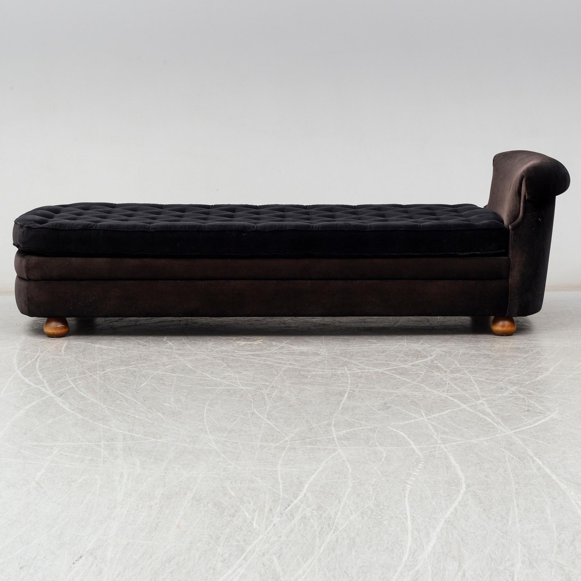 A model 775 daybed by Josef Frank for Firma Svenskt Tenn.