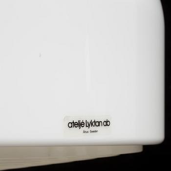 ANDERS PEHRSON, taklampor, 2 stycken, "Knubbling", Ateljé Lyktan, Åhus. 1900-talets andra hälft. Höjd 52-55 cm.