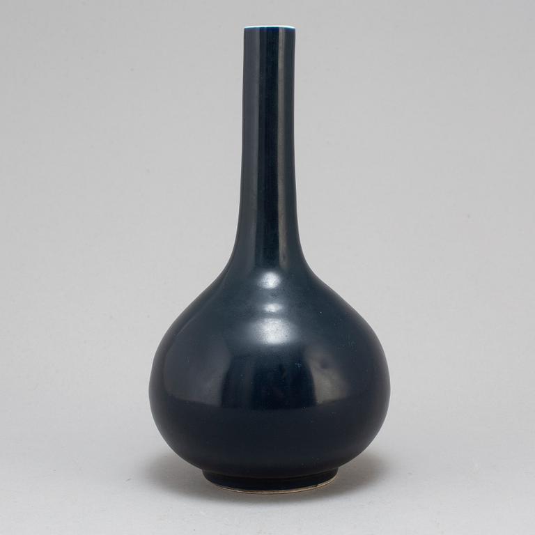 A Chinese blue glazed bottle vase, 20th century.