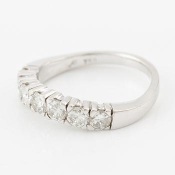 A ring in 18K white gold with round brilliant-cut diamonds.