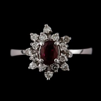 RING, 14k vitguld med rubin och 16 briljantslipade diamanter, tot ca 0,67 ct. Vikt ca 4,4 gram.