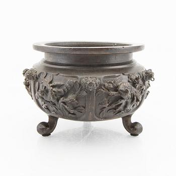 A bronze censer, Japan turn og the Century 1900.