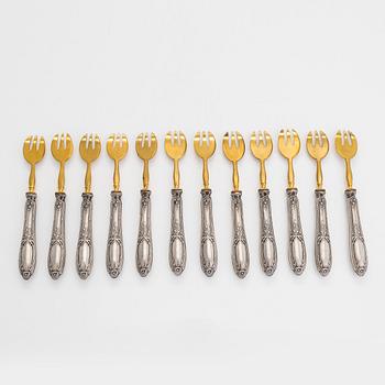 A set of twelve oyster forks, handles in silver, France, first half of the 20th century.