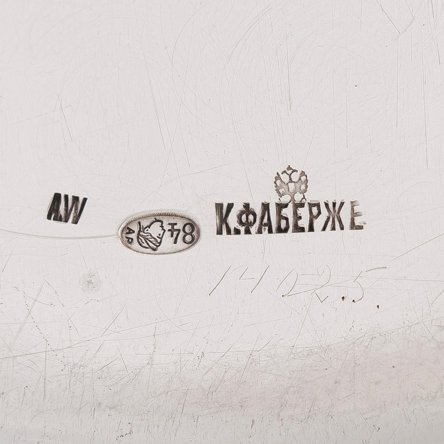 Fabergé, tarjotin, hopeaa, Alexander Wäkevä, Pietari 1899 - 1908. Hovihankkijanleima ja inventaarionumero 14025.