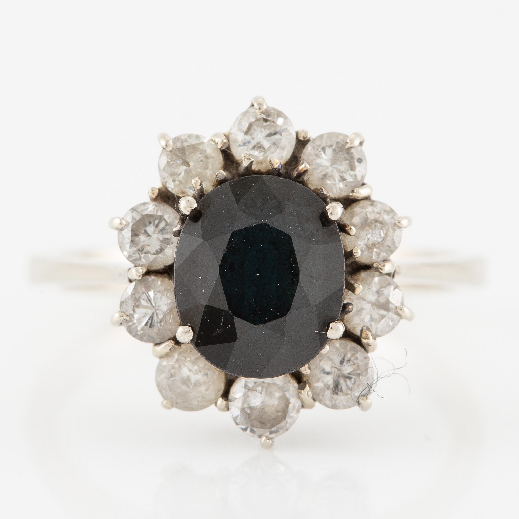 Ring, carmosé, 18K vitguld med mörk safir och briljantslipade diamanter.