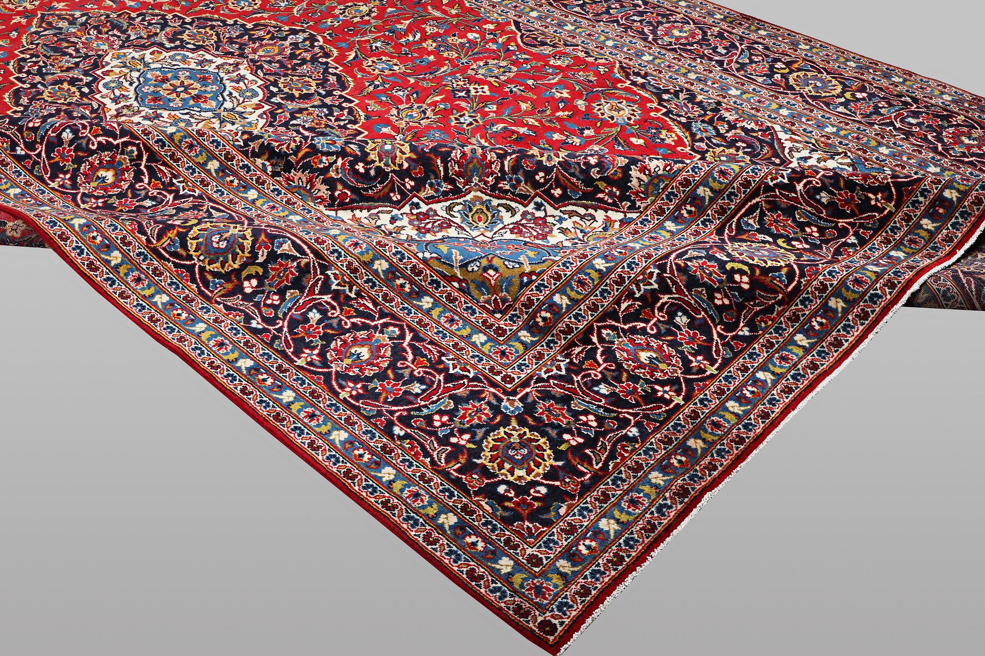 A carpet, Kashan, ca 497 x 298 cm.