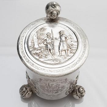Andreas Berg, dryckeskanna, silver, (verksam 1712-1717), Pärnu, Estland. Senbarock.