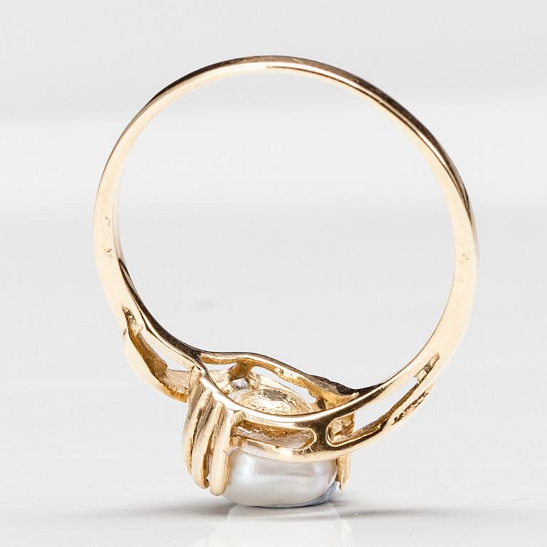 RING, 14K guld, pärla, 2 diamanter tot. 0,02 ct. M. Hyvärinen 1984. Vikt 1,8 g.