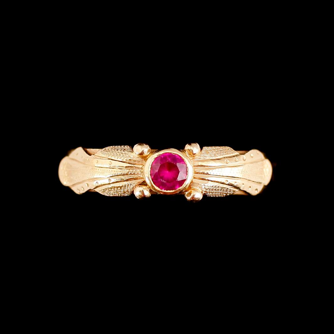 RING, boliden 18 k guld, 1955 med röd sten. Vikt ca 5 gram.