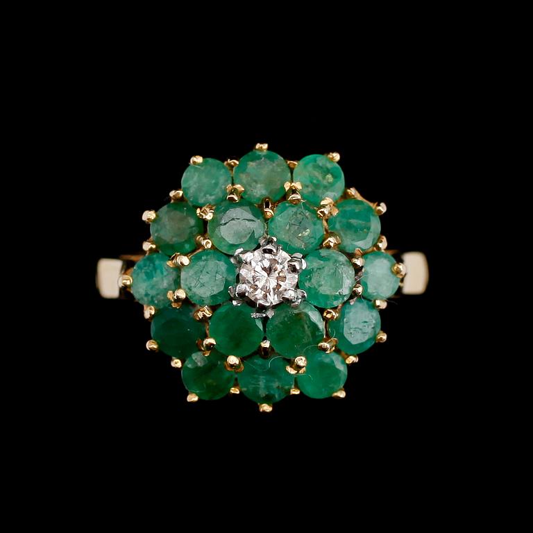 RING, 18 k guld, med diamant och smaragder, 1900-talets mitt.
