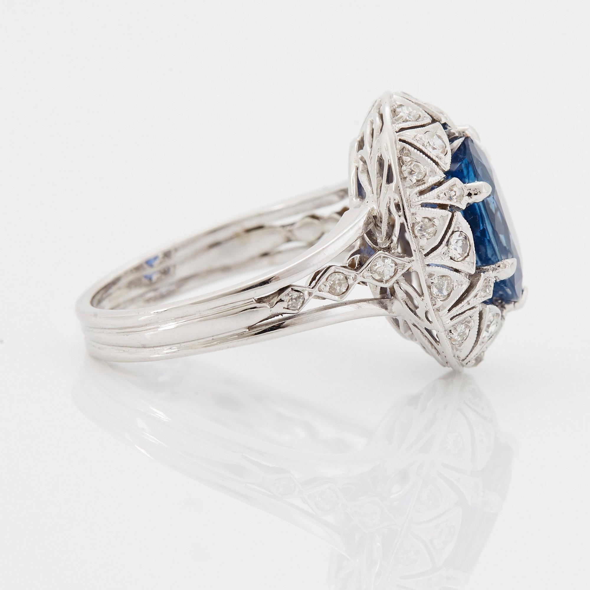 Ring 18K vitguld med en fasettslipad safir.