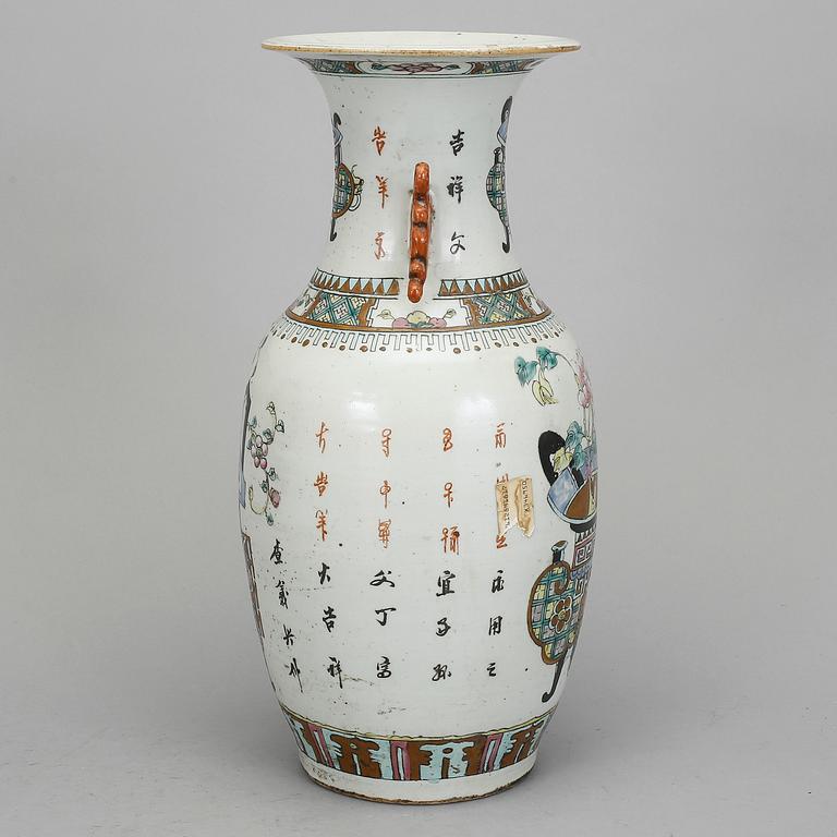 GOLVVAS, porslin. Kina, omkring 1900.