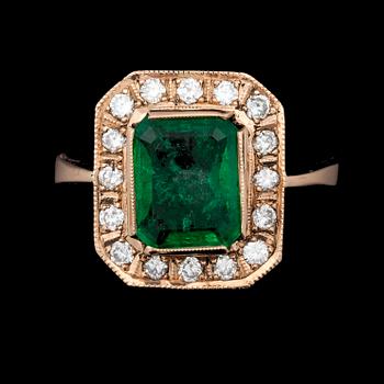 RING, guld 14k, trappslipad smaragd, ca 2,5-3 ct, samt 16 st briljantslipade diamanter, tot ca 0,46 ct. Tot vikt ca 5 g.