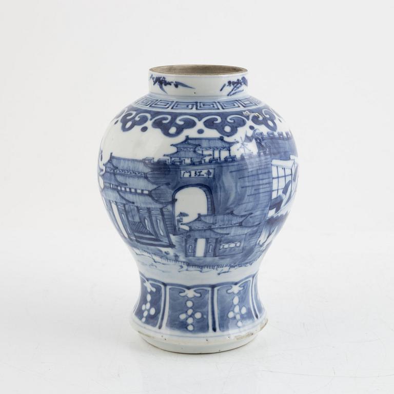 A Chinese blue and white porcelain vase / urn, Qing dynasty, 19th century.