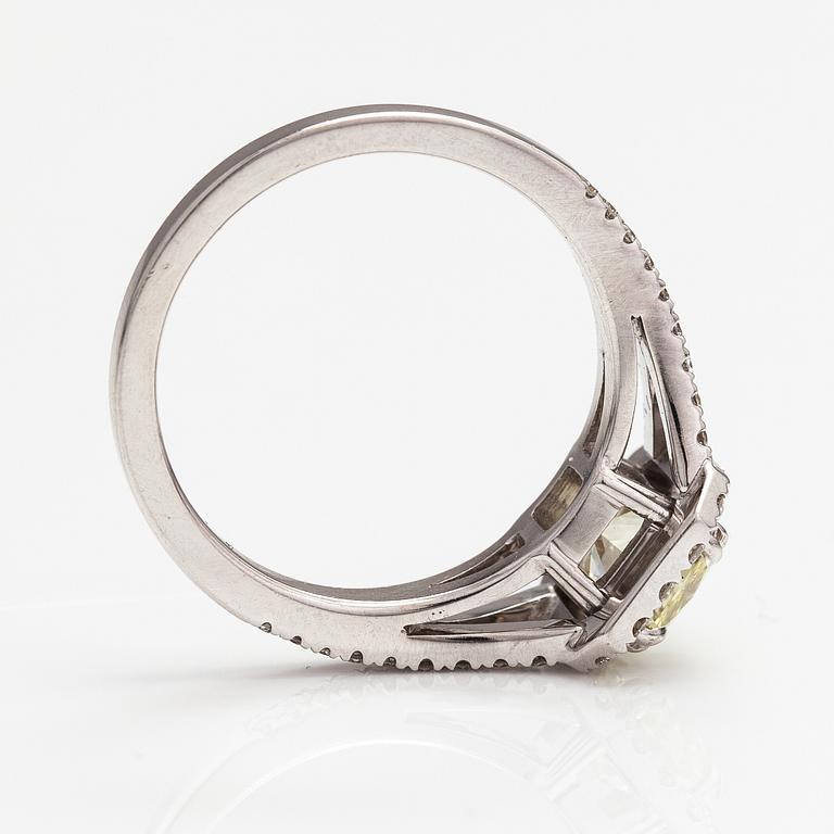 An 18K white gold ring with diamonds ca. 1.42 ct in total.