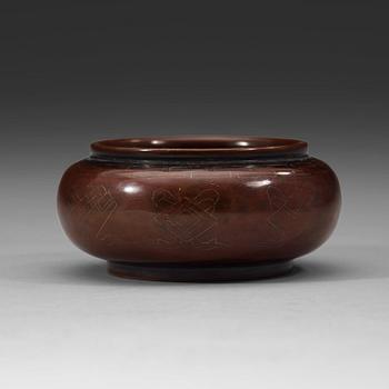 A copper alloy brush pot, late Qing dynasty (1644-1912).