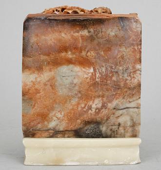 SKULPTUR MED RELIEF, soapstone, Kina, 1900-tal.