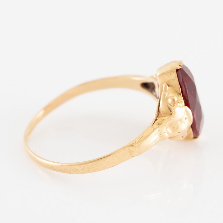 Ring 18K gold with red synthetic stone.