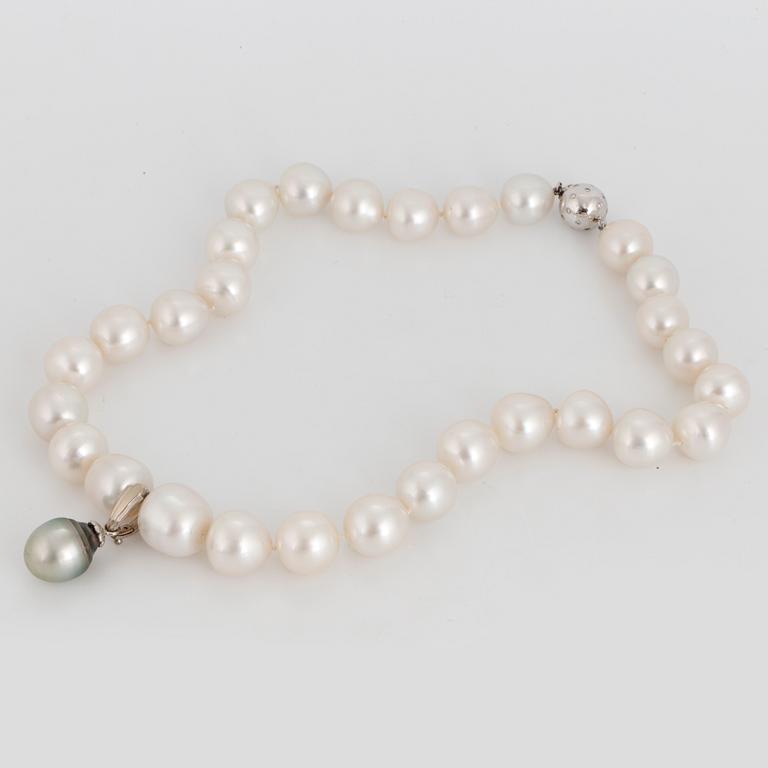 NECKLACE, cultured South Sea pearls, irregular shape 12.5-15.8 mm. Clasp, 14 carat white gold with diamonds.